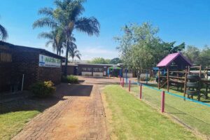 Akasia Kinderlandgoed - Driveway to Reception Akasia Kinderlandgoed Pre-Primary School & Aftercare - Driveway to Reception